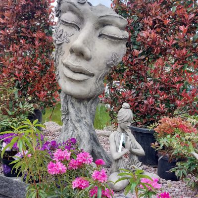 Gartendeko von einen Frauengescht aus Beton.